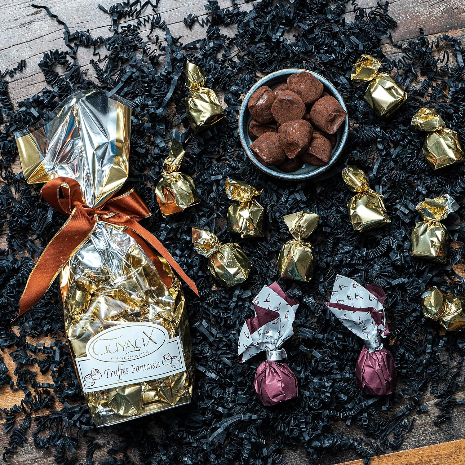 Wein-Präsentkörbe - Primitivo Barone Pelletti Rotwein-Geschenkset mit Schokoladentrüffeln und Feigen in Schokolade, Geschenkkorb Wein und Schokolade für Männer und Frauen, mit Weihnachtsgrüßen – Bild 3