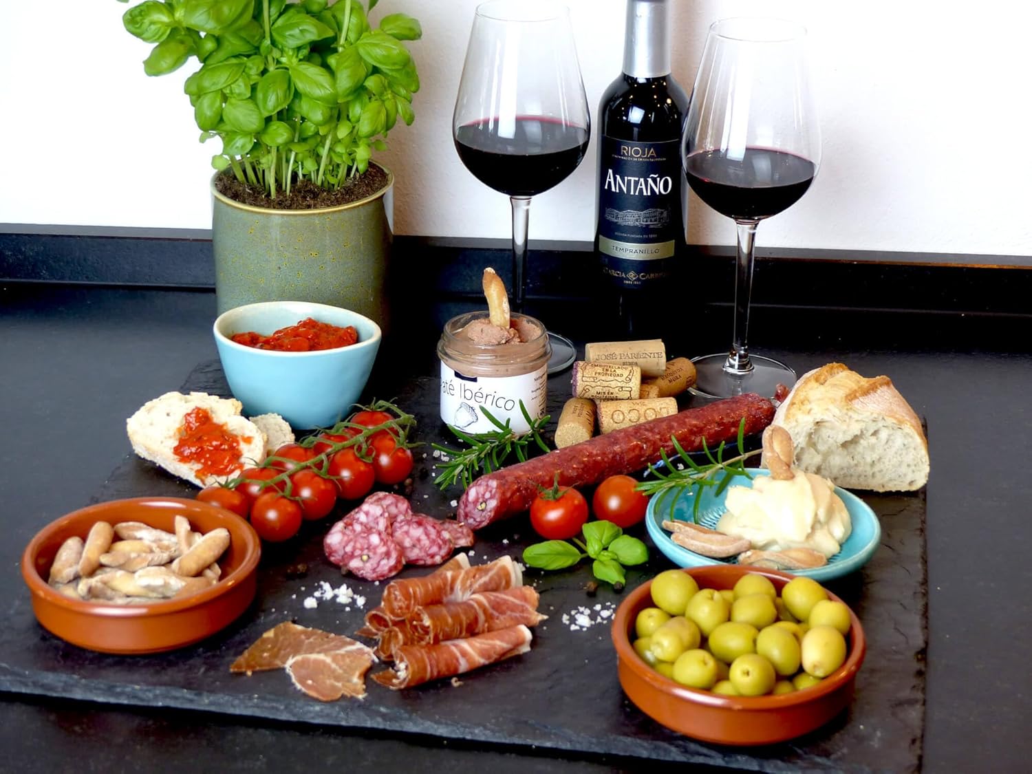 Wein-Präsentkörbe - Geschenkbox mit spanischen Delikatessen - Tapas-Abend zu zweit - Geschenkset Geschenkkorb Spanien mit Rotwein – Bild 2
