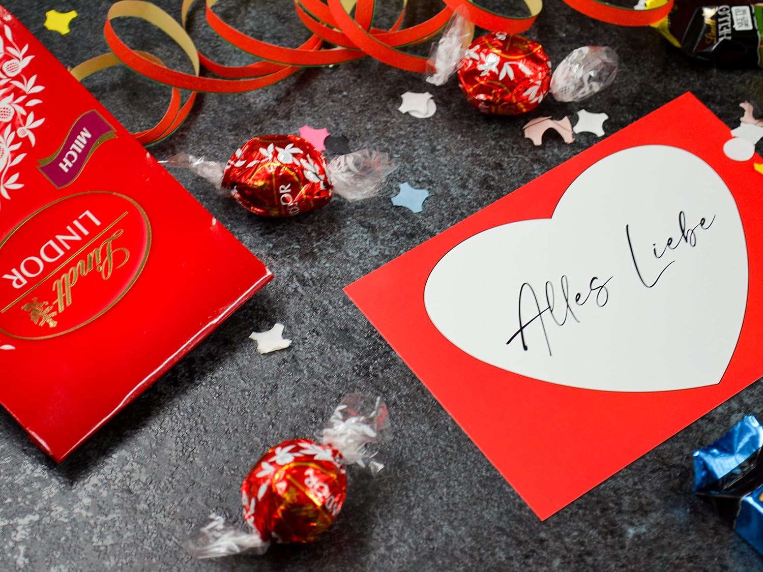 Wein-Präsentkörbe - Geschenkset „Wein & Schokolade“, Geschenkkorb gefüllt mit Rotwein, Lindt-Pralinen, Schokolade & Grußkarte, Geschenkkorb für Männer und Frauen zum Geburtstag, Dankeschön – Bild 6