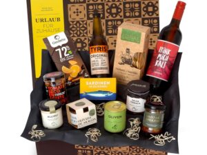 Wein-Präsentkörbe – Geschenkbox Urlaub für zu Hause – Gefüllter Geschenkkorb mit Sangría und mediterranen Leckereien von jamon.de – Gourmet-Geschenk für jeden Anlass