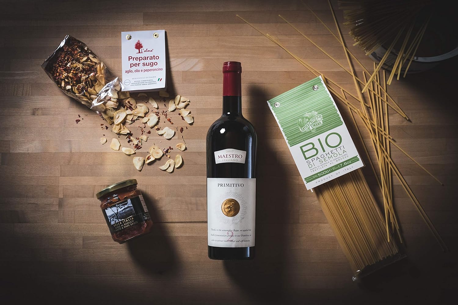 Wein-Präsentkörbe - The Wine Guys The Wine Guys Geschenkset „Pasta Love“ Geschenkkorb mit Spaghetti di Semola, Gewürzmischung, Tomatensauce und Primitivo – Bild 2