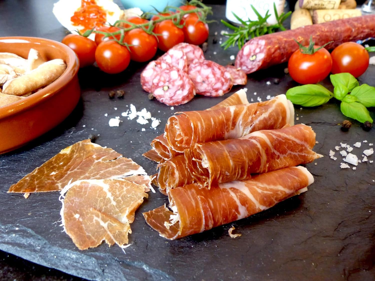 Wein-Präsentkörbe - Geschenkbox mit spanischen Delikatessen - Tapas-Abend zu zweit - Geschenkset Geschenkkorb Spanien mit Rotwein – Bild 4