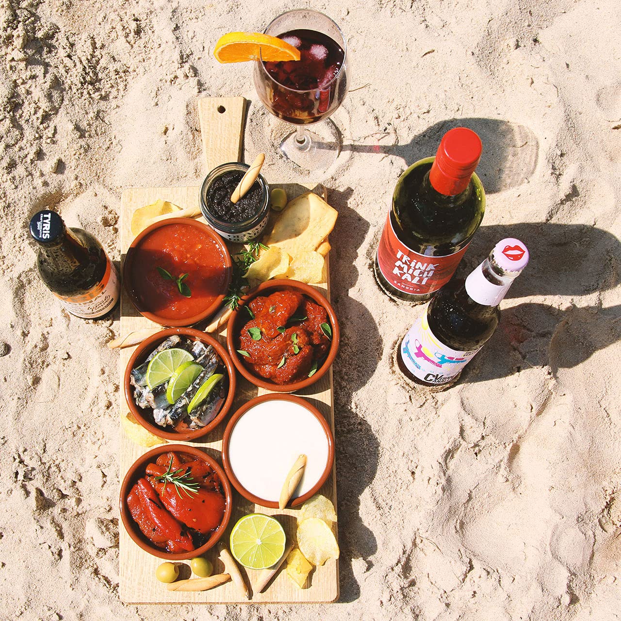 Wein-Präsentkörbe - Geschenkbox Urlaub für zu Hause – Gefüllter Geschenkkorb mit Sangría und mediterranen Leckereien von jamon.de – Gourmet-Geschenk für jeden Anlass – Bild 3