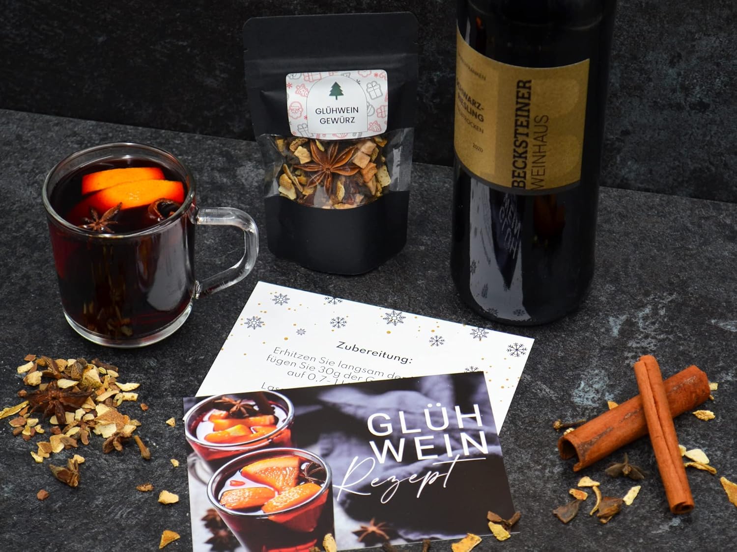 Wein-Präsentkörbe - Geschenkset „Glühwein Freude“, Präsentkorb mit Winzerwein, Glühgewürzen, Vanillekümmel & Schokolade, DIY-Geschenkset für Weihnachten – Bild 2