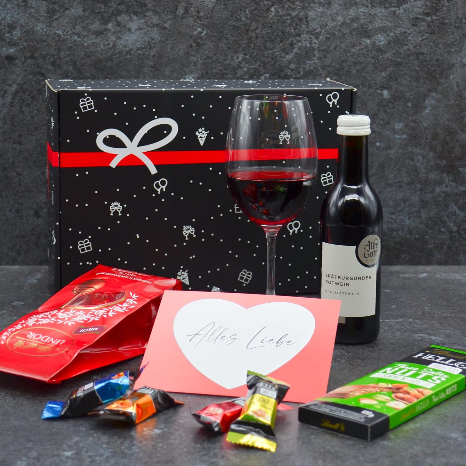 Wein-Präsentkörbe - Geschenkset „Wein & Schokolade“, Geschenkkorb gefüllt mit Rotwein, Lindt-Pralinen, Schokolade & Grußkarte, Geschenkkorb für Männer und Frauen zum Geburtstag, Dankeschön – Bild 5