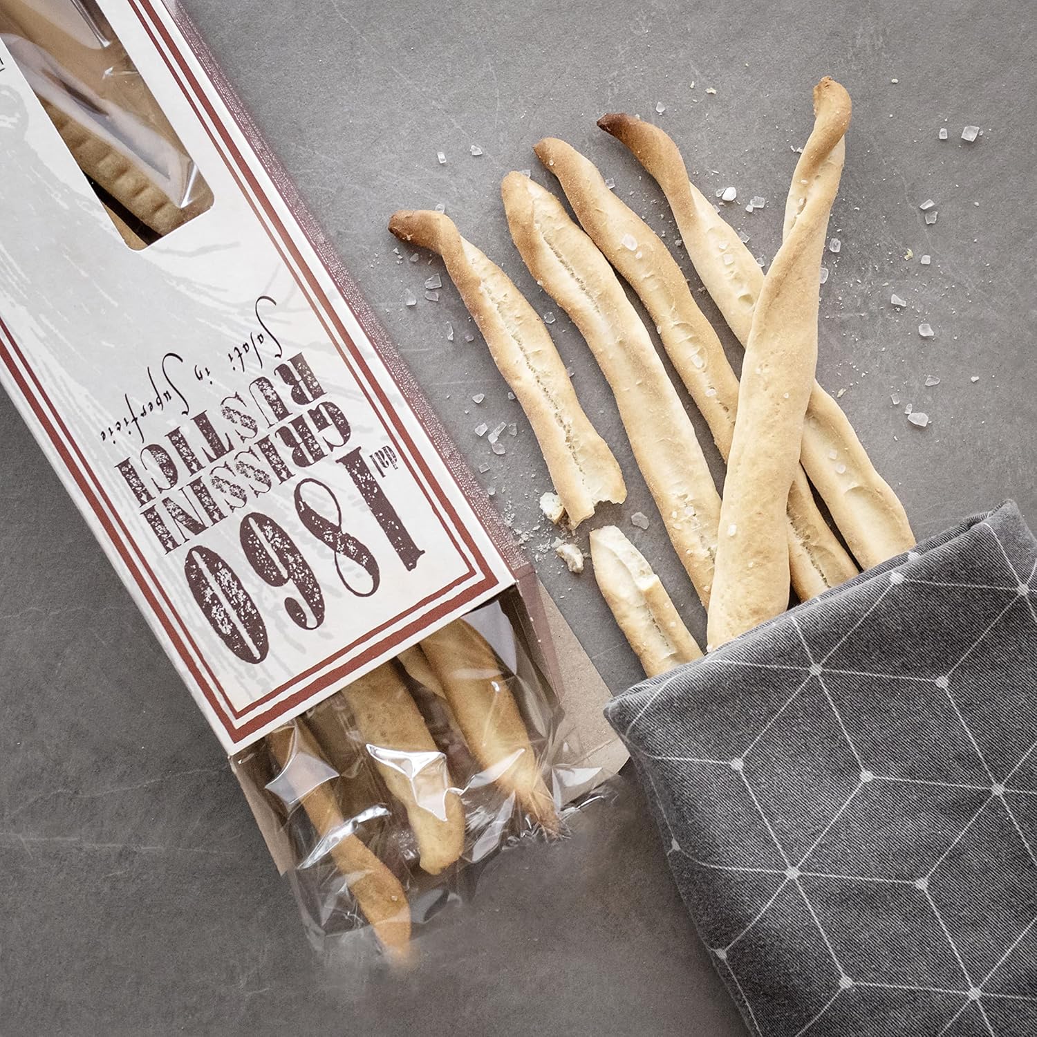 Wein-Präsentkörbe - Das Wine Guys Geschenkset „Rustico“ mit Wein und Salzgebäck in toller Geschenkbox. Geschenkset mit edlem Rotwein aus Sizilien (1 x 0,75 L) und feinen Grissini aus Italien – Bild 3