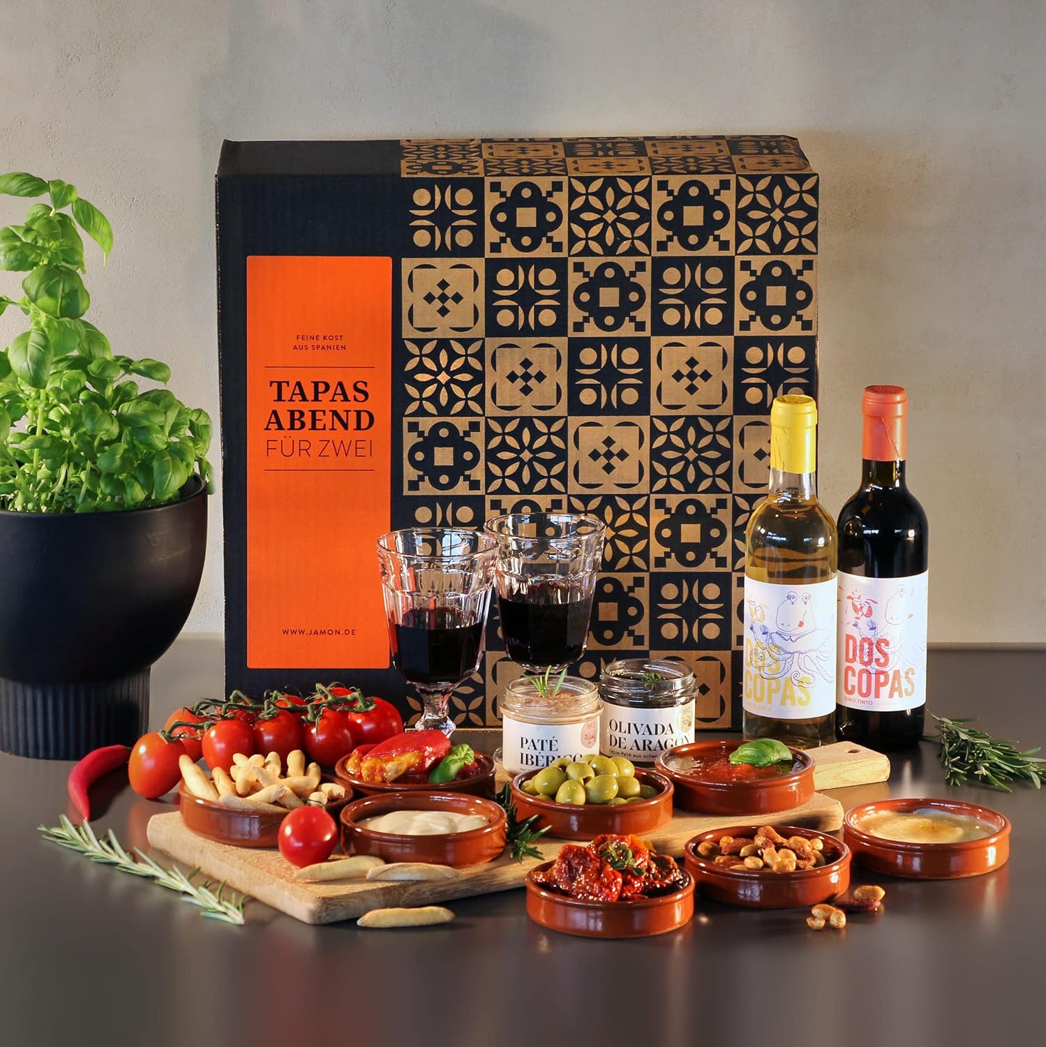 Wein-Präsentkörbe - Gift Basket - A Tapas Evening for Two - Filled Delicatessen Gift Basket by jamon.de - Delicious Gift for Women, Men and Couples – Bild 3