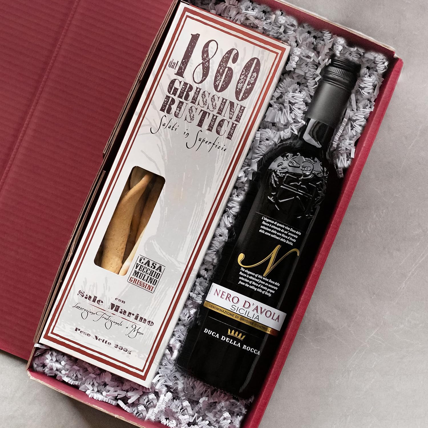 Wein-Präsentkörbe - Das Wine Guys Geschenkset „Rustico“ mit Wein und Salzgebäck in toller Geschenkbox. Geschenkset mit edlem Rotwein aus Sizilien (1 x 0,75 L) und feinen Grissini aus Italien – Bild 2