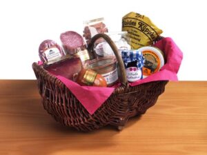 Wurst-Präsentkörbe – Präsentkorb Kiepe – Ammerland Nr. 30 | Herzhafter Geschenkkorb mit norddeutschen Spezialitäten | Feinkost-Wurstkorb | Geschenke für Männer und Frauen | Gefüllt und bereit zum Verschenken