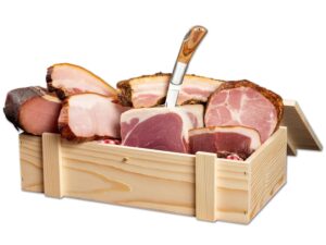 Wurst-Präsentkörbe – Wurstbaron Schinkenwurst-Geschenkbox aus Holz mit Serrano, Wacholderbauch, Bauerngeräuchertem, schwarzem Rauch, Hüttenspeck und Taschenmesser – 2,88 kg