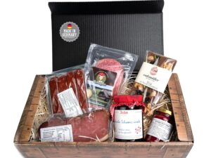 Geburtstags-Präsentkörbe – Kirschbox – 6 Stück – Gourmet-Geschenk mit Kirschmarmelade, Kirschsenf, Kirschwassersalami, Country Hunter, Schokolade und Schinken – eine süße Überraschung aus dem Schwarzwald