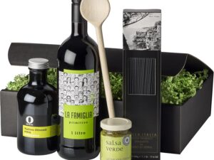 Wein-Präsentkörbe – Wein-Geschenkset „Kochbox La Famiglia“ | 1 Flasche Rotwein, Spaghetti, Basilikumpesto und Olivenöl in hochwertiger Geschenkbox