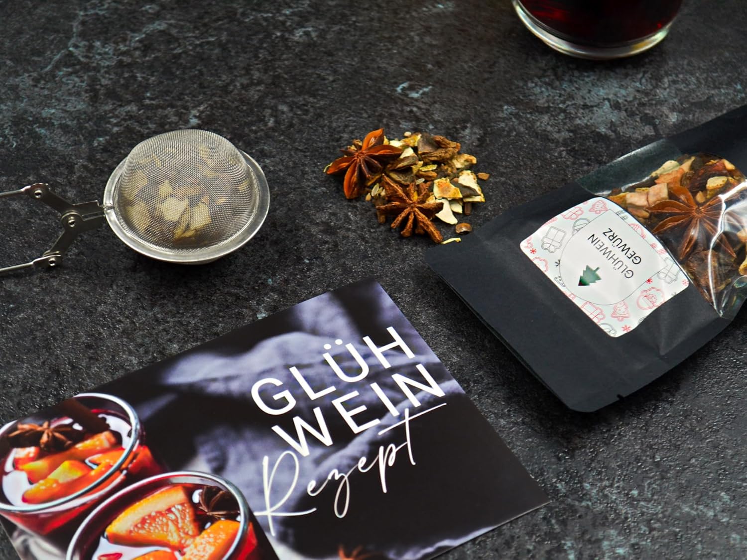 Wein-Präsentkörbe - Glühwein-Probier-Geschenkset, DIY-Geschenkset mit 2 x Winzerwein, Becher, Glühgewürzen, Sieb und Rezeptkarte zum Selbermachen – Bild 3