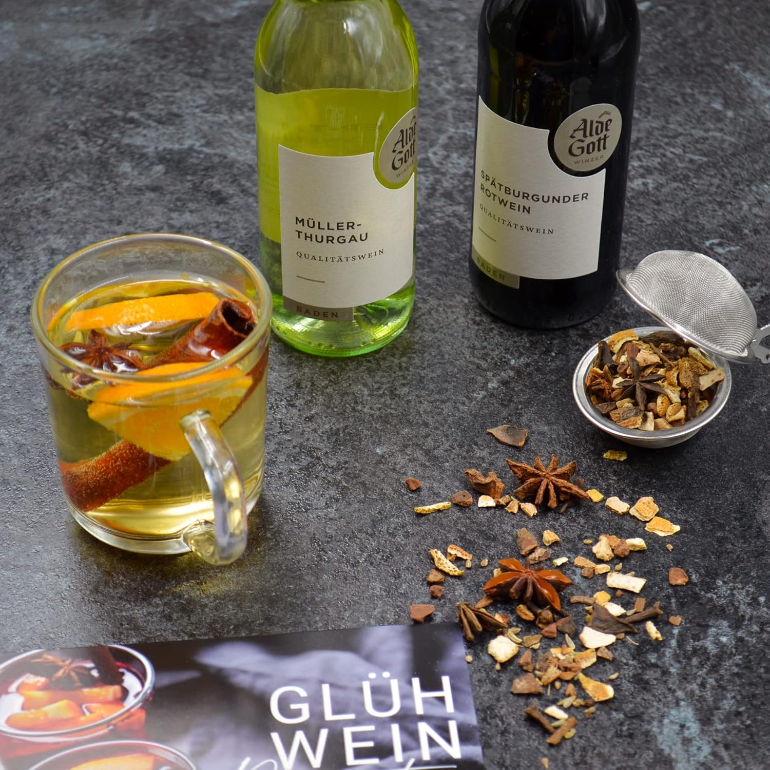 Wein-Präsentkörbe - Glühwein-Probier-Geschenkset, DIY-Geschenkset mit 2 x Winzerwein, Becher, Glühgewürzen, Sieb und Rezeptkarte zum Selbermachen – Bild 4