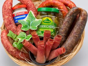 Wurst-Präsentkörbe – ZinksWurst Wurstwaren-Geschenkset, Wurstkorb für Herren, Geschenkkorb, herzhafte Wurstspezialitäten mit Pfefferbitter, Debrecziner Bratwurste, Schinken, Meerrettich & Cornichons, Geschenk für Papa