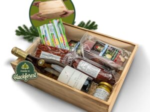 Wurst-Präsentkörbe – Schwarzwälder Metzgerei Geschenkkorb „Holzkiste“ mit Wurst und Schinken-Feinkost – Präsentkorb mit Schwarzwälder Schinken, Feigensenf und Weißwein als Geschenk für jeden Anlass (Holzkiste)