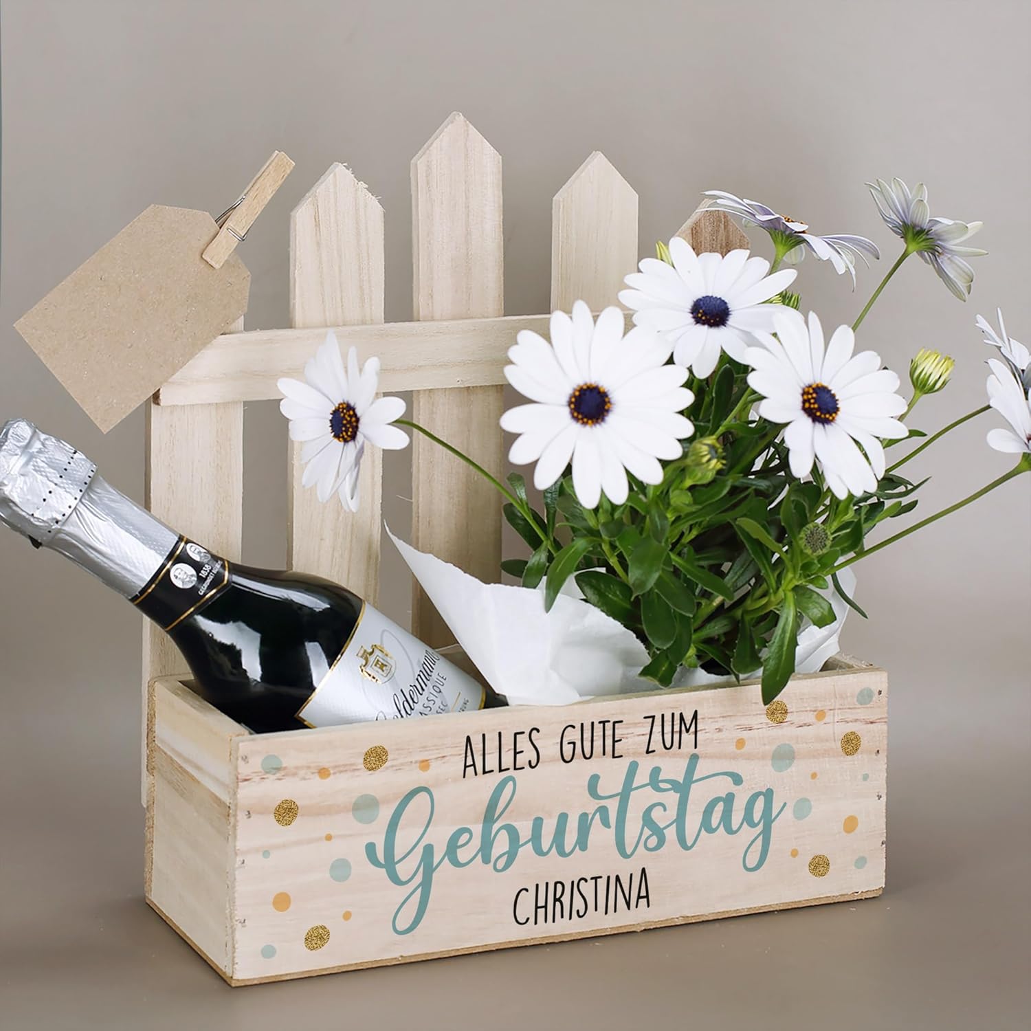 Geburtstags-Präsentkörbe - Herz & Heim® Personalisierter Geschenkkorb aus Holz – Geburtstagsgeschenk mit individuellem Namen – Pflanzkasten mit Zaun und Aufdruck – Bild 3