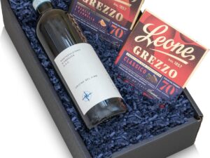 Wein-Präsentkörbe – Das Wine Guys Geschenkset „Bella Culinaria“ mit Wein und Schokolade in einer Geschenkbox. Italienischer Rotwein Montepulciano mit eleganter Leone-Bitterschokolade 60 % Kakao und 40 % Kakao