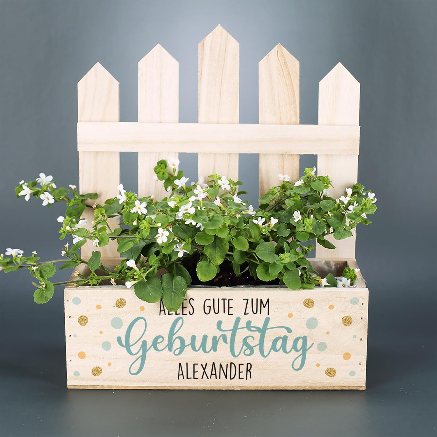 Geburtstags-Präsentkörbe - Herz & Heim® Personalisierter Geschenkkorb aus Holz – Geburtstagsgeschenk mit individuellem Namen – Pflanzkasten mit Zaun und Aufdruck – Bild 4