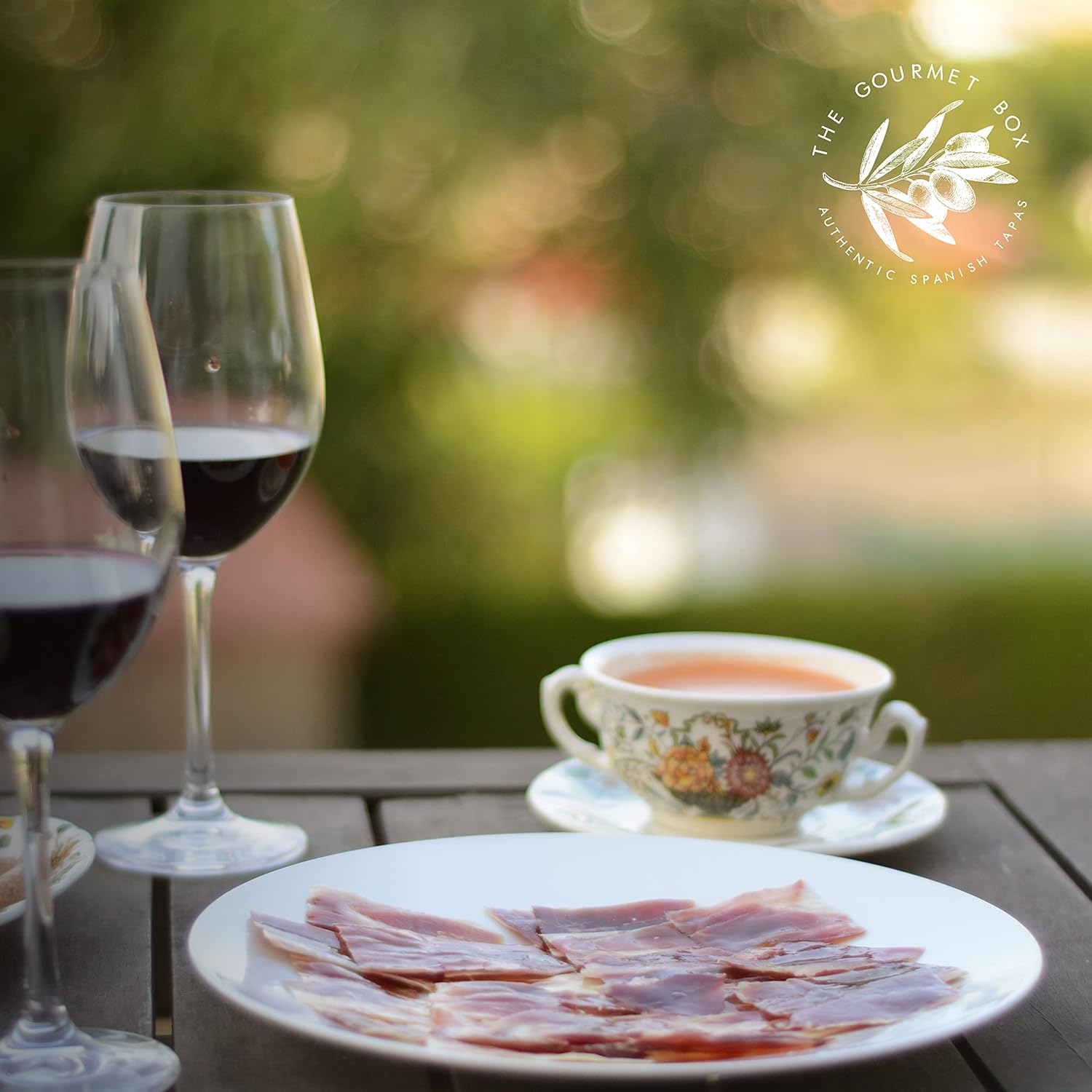 Wurst-Präsentkörbe - Gourmet-Box: Gourmet-Geschenkkorb; Iberischer Schinken, iberischer Salchichon und Chorizo, 100 % Schafskäse, Steinpilz- und Morcilla-Pasteten, handwerklich hergestellte Picos und Gourmet-Öl – Bild 2