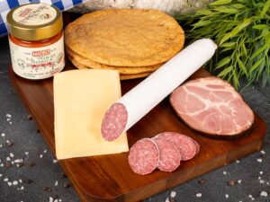 Wurst-Präsentkörbe – WURSTBARON Dolce Vita Lunchpaket Geschenkset mit Nduja, Speck, Käse, Salami und Brot, Wurstpaket mit Aufstrichsalami, schwarzem Räucherschinken, Butterkäse, Salametti & Original Südtiroler Geschnetzeltes