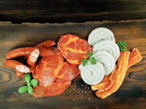 Wurst-Präsentkörbe – Wurstbaron Bayrisches Wurst- und Fleisch-Grillpaket für 5 Personen (ca. 1,6 kg) mit Schweinenackensteak, Wammerl, Grillwurst, Bratwurstschnecke, Käsekrainer