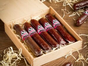 Wurst-Präsentkörbe – Salami-Wurststangen in Holzkiste vom Metzger-Weltmeister Freyberger in Geschenkbox | Nürnberger Wurst- und Fleischgeschenkideen | Lustiges Geschenk | Wurstsnack aus regionalem Fleisch