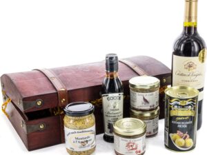 Wurst-Präsentkörbe – Bull & Bear Geschenkkorb Schatztruhe 36 x 24 x 12 cm Gourmet-Geschenkset mit Rotwein, gefüllten Oliven, Balsamico, körnigem Senf und Fleischterrinen