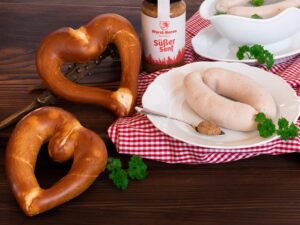 Wurst-Präsentkörbe – Wurstbaron Weißwurst-Set, Weißwürste und Brezelherzen, inklusive süßem Senf, hochwertig aus Bayern, Wurstpaket ideal als Geschenk