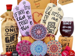 Wein-Präsentkörbe – Wein-Geschenkkorb – Diese Wein-Geschenkbox enthält 13 Weingeschenke für Frauen – einen Weinkorb mit lustigen Socken, Weinstopfen, Weinbeutel, Untersetzern und einem lustigen Weinglas. Perfekt als Geschenkidee