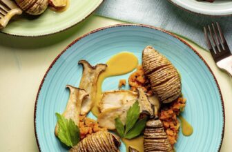 Kräuterseitlinge mit Cognacrahm, Möhren-Liebstöckel-Gemüse und Fächer-Kartoffeln
