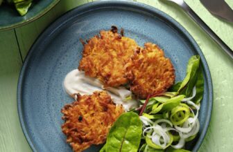 Süßkartoffel-Rösti mit Mangold-Lauch-Salat und Chili-Mayonnaise