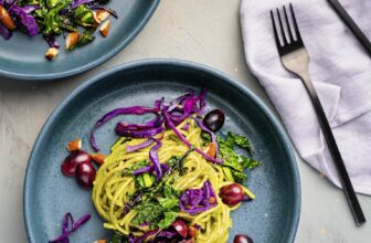 Spaghetti mit Schwarz- und Rotkohl, Petersilien-Mandel-Creme und Trauben