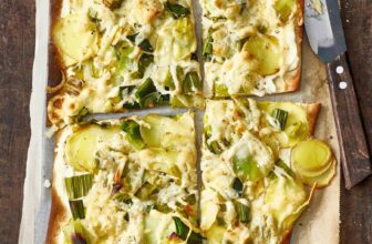 Flammkuchen mit Kartoffeln, Lauch und Käse Rezept