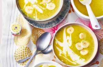 Bananen-Kokos-Currysuppe mit Orangensaft