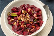 Rote-Bete-Ragout mit Walnuss-Crunch