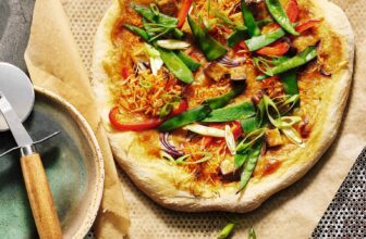 Vegane Gemüsepizza mit Currysauce