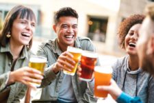 Die besten Begleiter zu deinem Essen: Diese Getränke sind in Berlin besonders beliebt