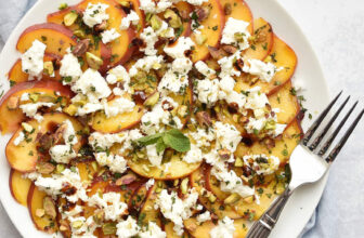 Pfirsich-Carpaccio mit Feta. Sommerliche Vorspeise.