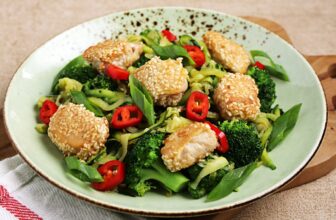 Sesam-Hähnchen und Zucchini-Nudeln – Rezept