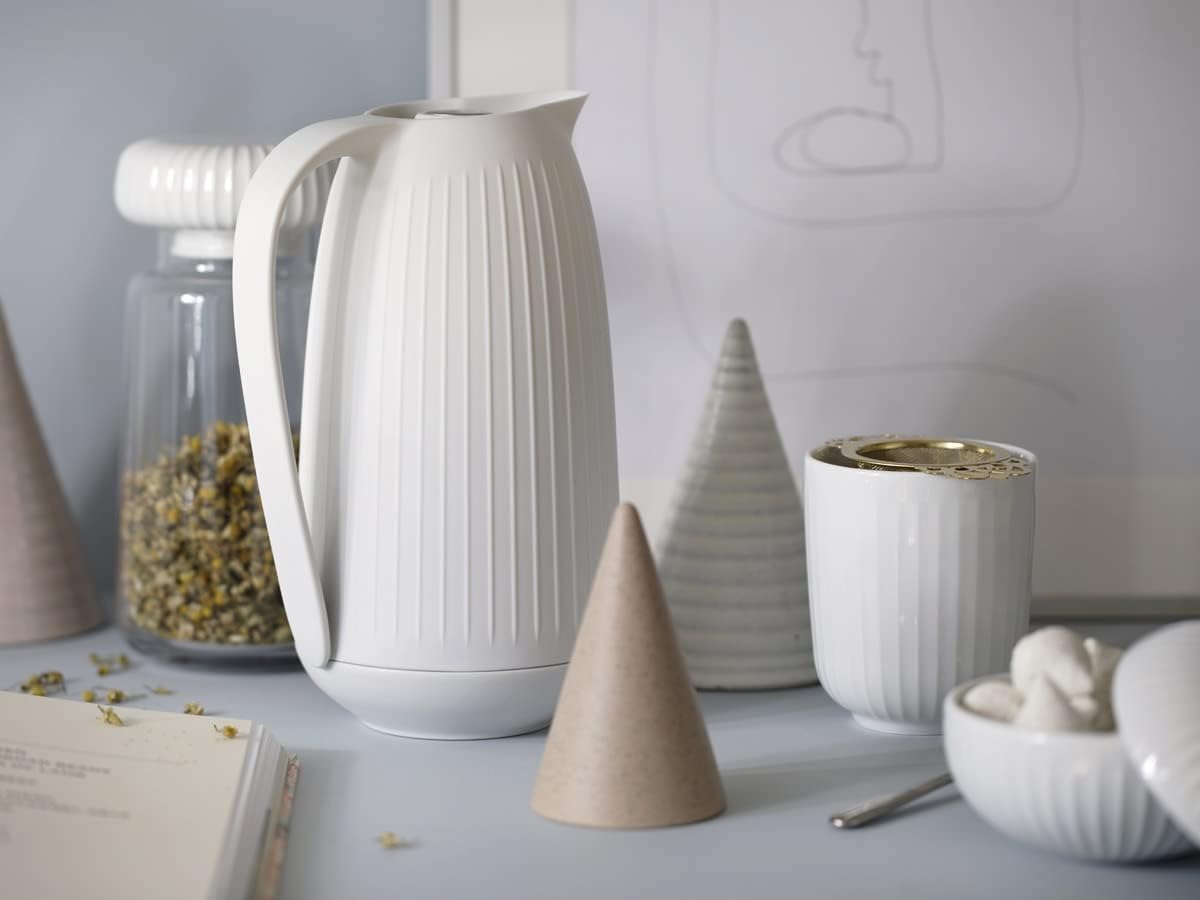 Kähler Hammershøi Insulated Jug 1.0 L with Button Function for Tea and Coffee White – Bild 4