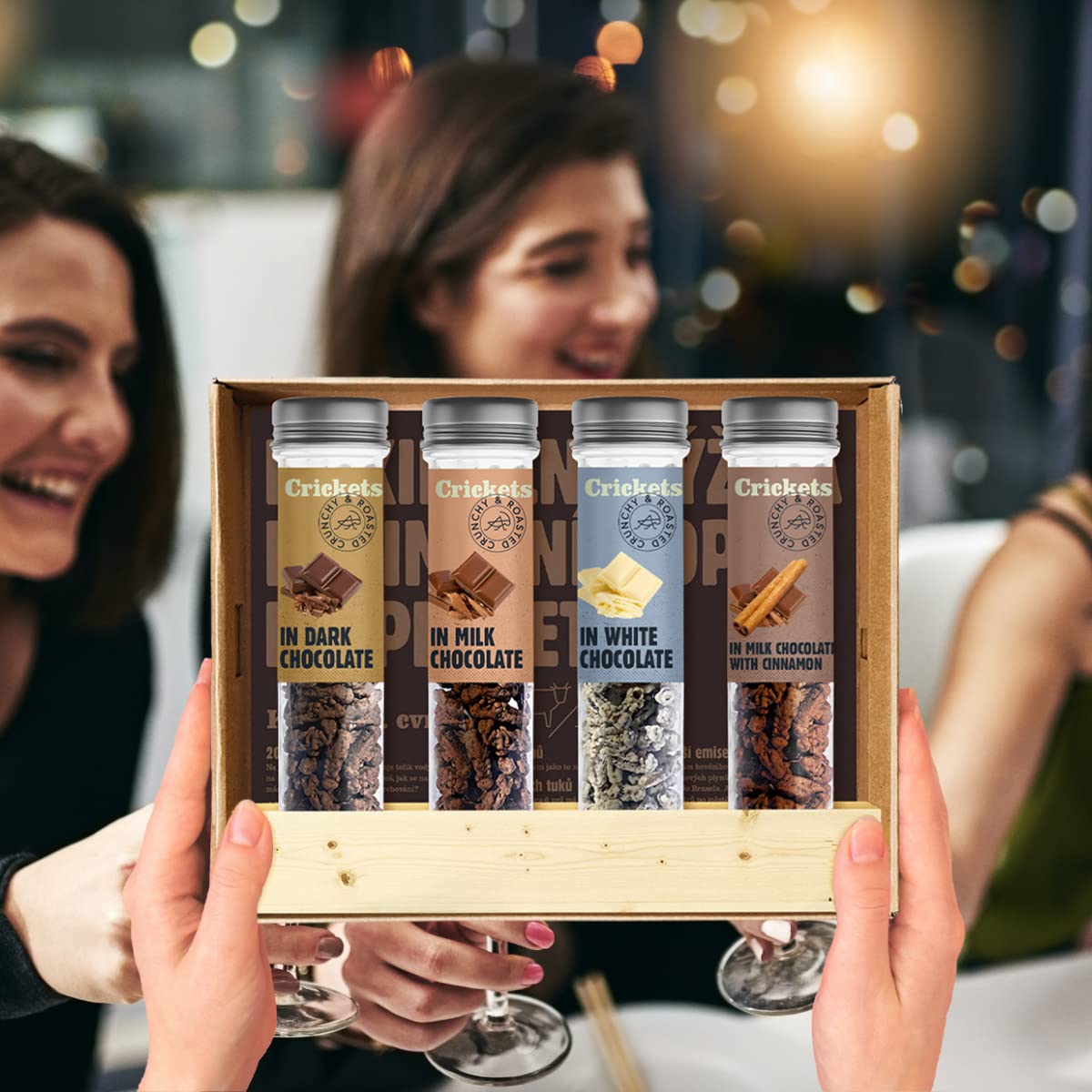 Sens Crispy Grilling with Chocolate - Original Gift for Food 4 x 30 g - Insect Snack in Reusable Wooden Spice Container - Premium Fine Food Gifts – Bild 3