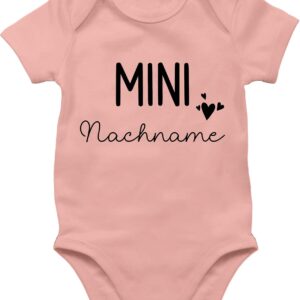 Geschenk mit Namen personalisiert by Shirtracer – Body Boy Girl – Mini Last Name | Pregnancy Announcement Gift Birth Baby