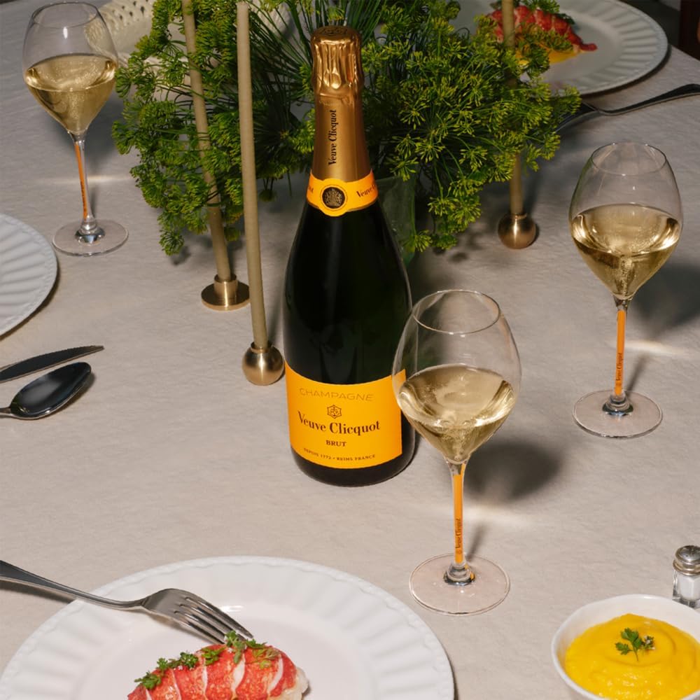 Veuve Clicquot Yellow Label Brut Champagne, 75cl | Icon from Champagne | Powerful, Fresh & Elegant | Golden Yellow, Fine Perlage | Fruity, with Notes of Vanilla & Brioche – Bild 3