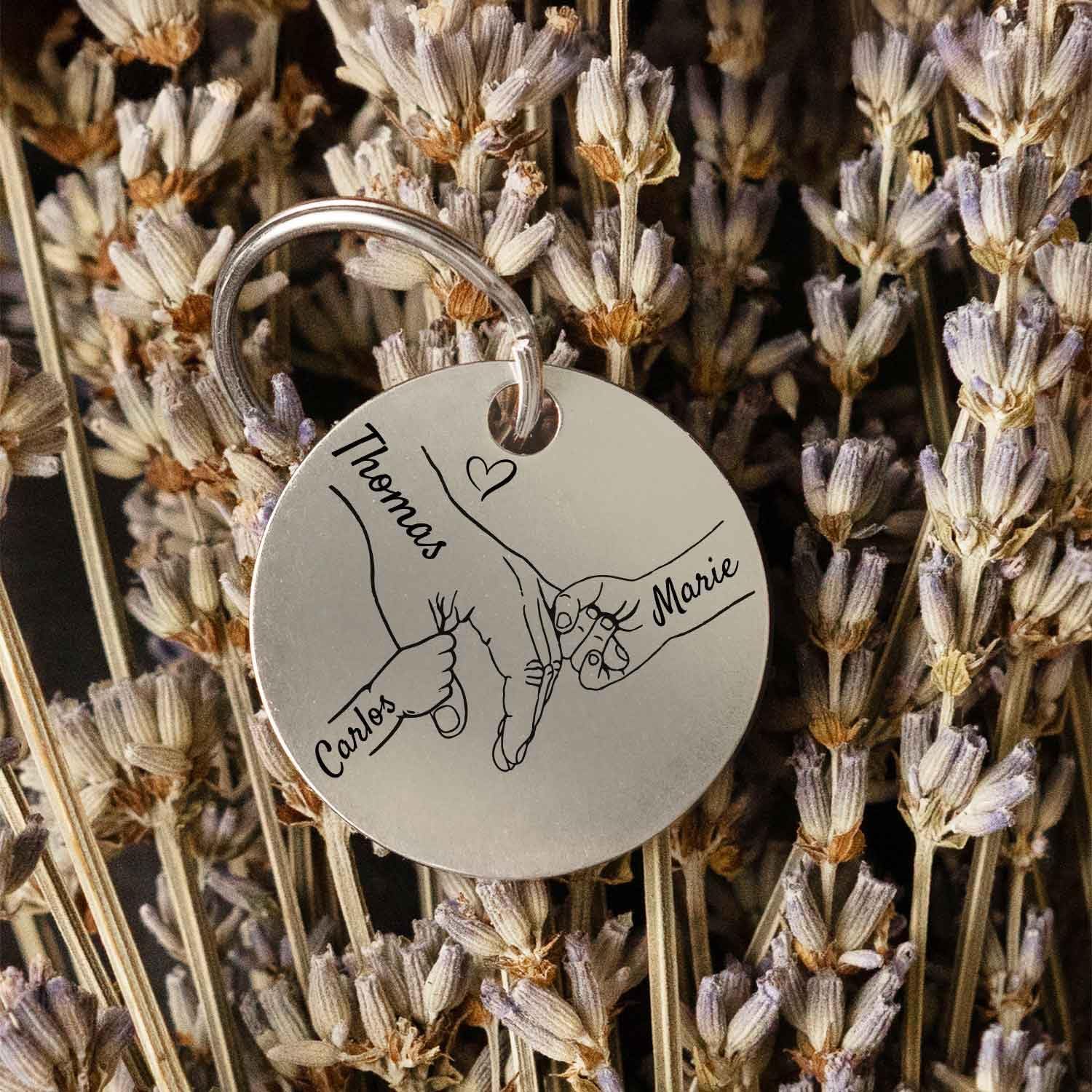 GRAVURZEILE - Keyring with Engraving - Children's Hands Hold Dad - Versatile Personalised with Names & Symbols - Gift for Dad for Father's Day & Birthday - Stainless Steel Keepsake - Diameter 3 cm – Bild 6