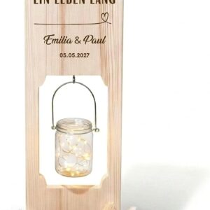Personalised Wooden Wedding Gift – „Hand in Hand ein Leben lang“ | Wooden Stand Engraved with Name & Date, Lantern & Flower Box