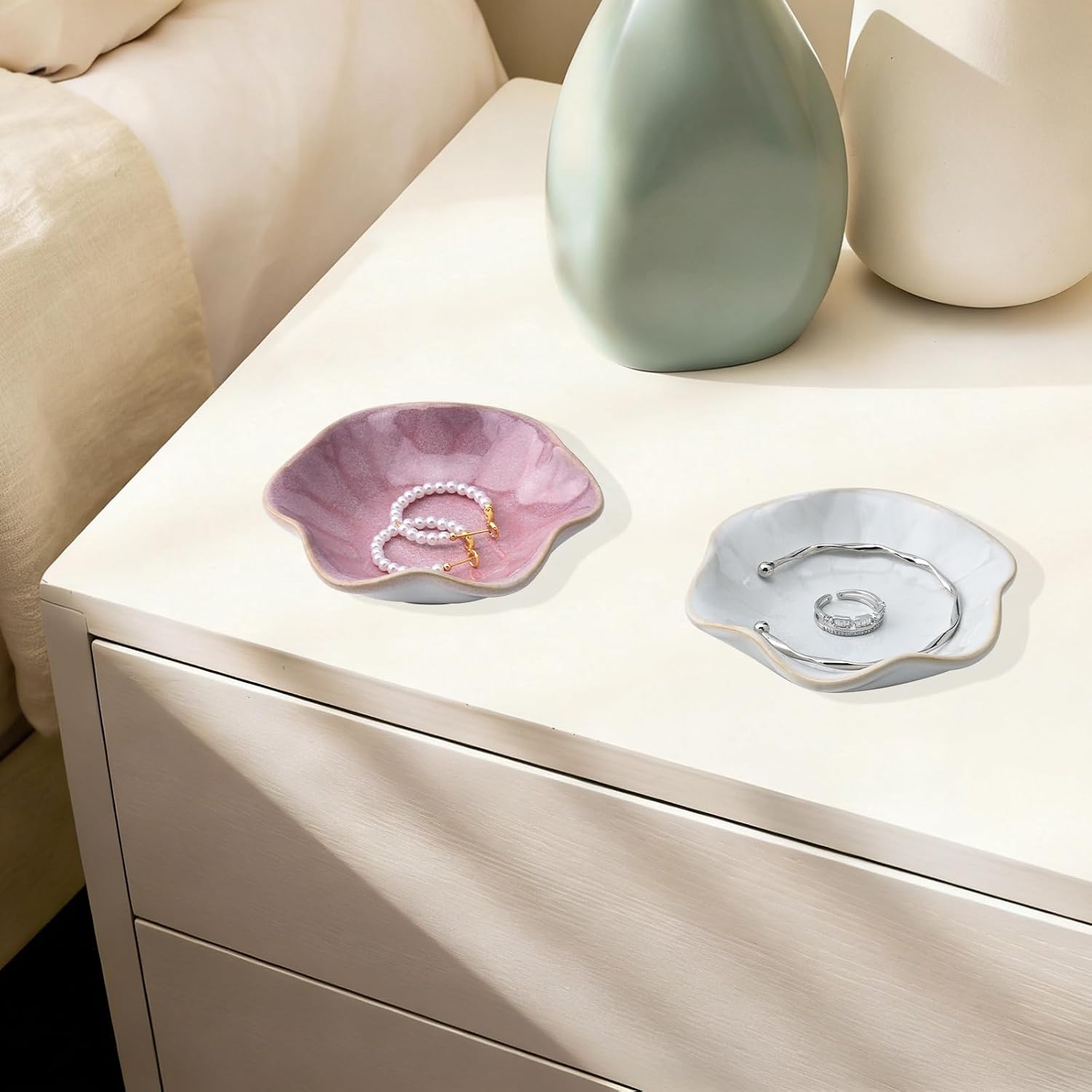 Set of 3 Ceramic Jewellery Bowls, Flower Shape Jewellery Plates, Decorative Jewellery Bowl, Aesthetic Room Decor, Ring Bowl for Bedroom, Dressing Table, Bedside Table (Pink + Green + Grey) – Bild 4