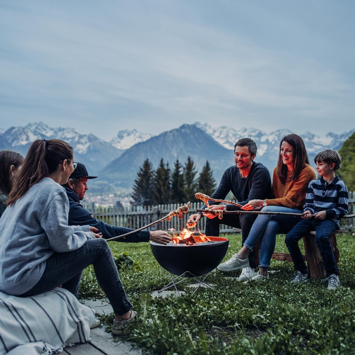 höfats - Bowl 57 Fire Bowl with Stainless Steel Star Base - Low Smoke Burning - Fire Pit with Plancha Grill Plate and Cooking Grate - Tilting Fire Basket Enamelled Steel, Black, Diameter 57 cm – Bild 8