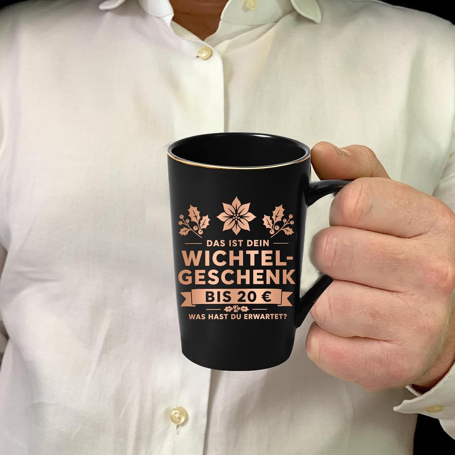 Kaffeetasse Wichtelgeschenk 20 Euro, Wichtelgeschenke für Männer und Kollegen, Geschenk bis 20 Euro zu Weihnachten, 400 ml Keramik Marmorbecher mit Deckel und Löffel, Lustige Geschenkidee – Bild 4