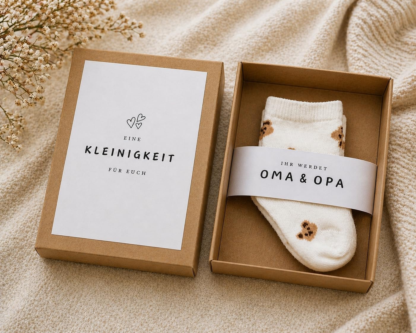 Pregnancy announcement | Du wirst Oma | Du wirst Opa | You will be grandma and grandpa | Baby announcement | You will be grandma and grandpa with baby socks | White with bears – Bild 2
